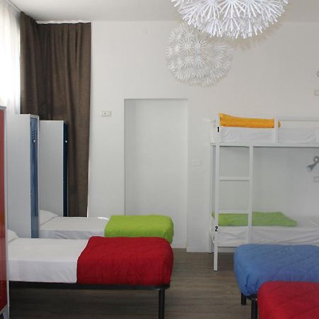 Lake Garda Beach Hostel Padenghe sul Garda Buitenkant foto